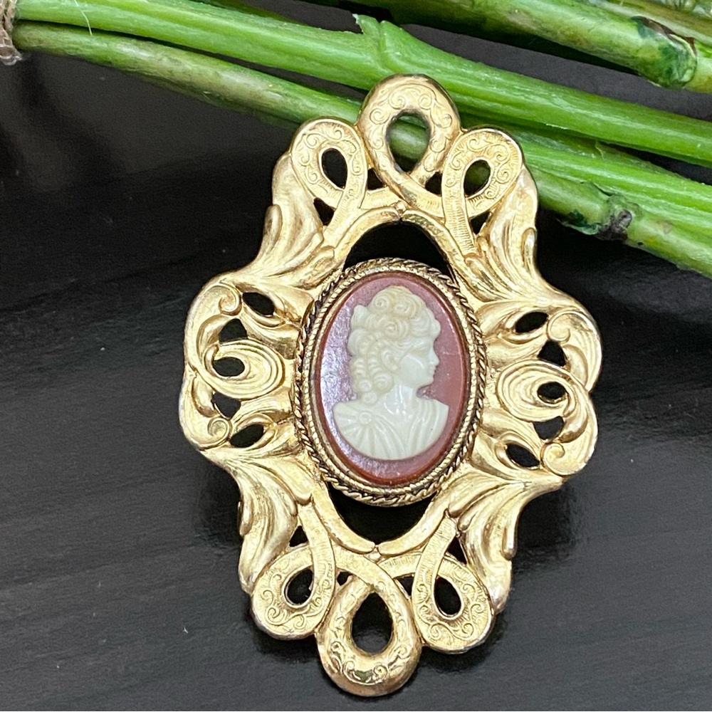 Vintage Unsigned Victorian Cameo Ornate Gold-tone Brooch